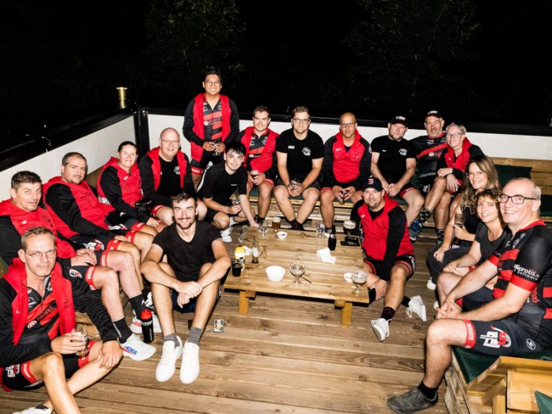 Les membres du club réunis autour d'un verre après une sortie