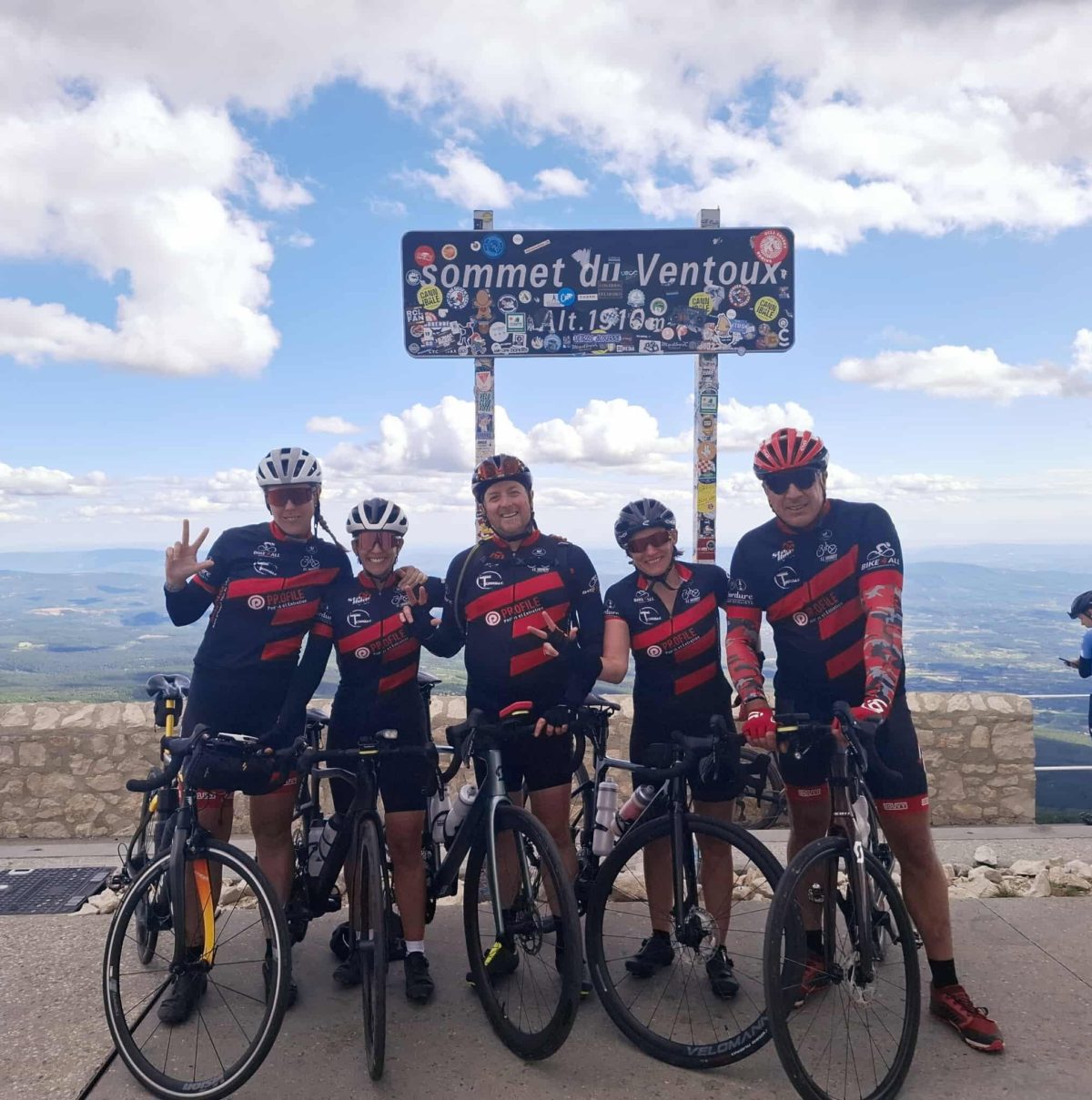 Un groupe de cyclistes du club au sommet du Ventoux